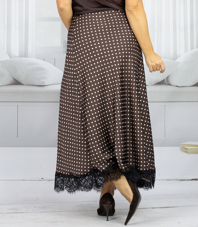 Stylish maxi skirt with lace peas