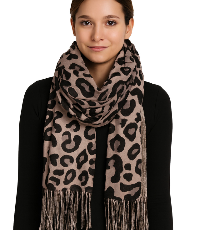 Elegant scarf with tassels