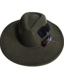 Elegancki damski kapelusz fedora z ozdobną broszką z kolorowymi cyrkoniami