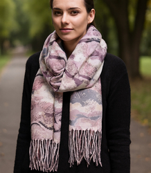 Women's scarf with geometric motif tassels