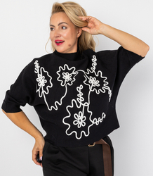 Elegancki sweter nietoperz z półgolfem i haftem ABSTRACT BLOOM