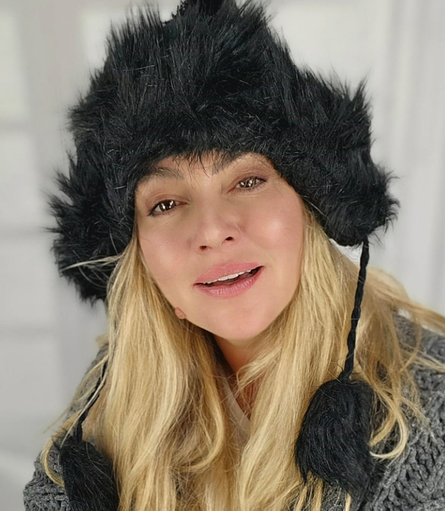 Warm winter beanie with fur trim and pom-pom