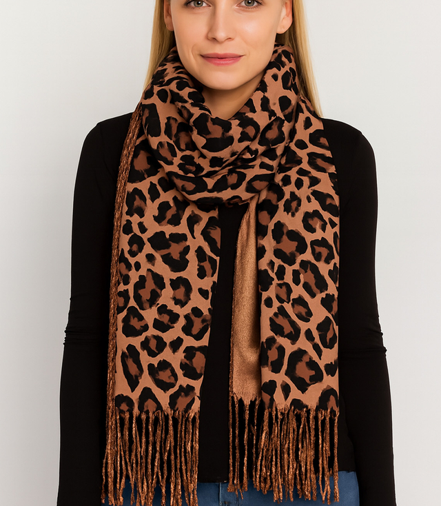 Elegant scarf with tassels