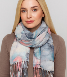 Elegant scarf with tassels