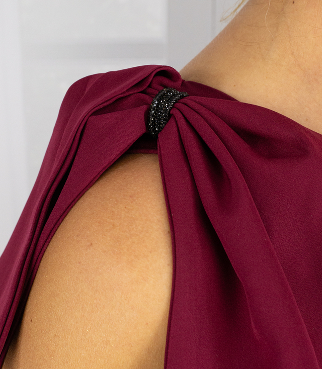 Elegancka długa suknia z rozcięciem i ozdobnym bokiem