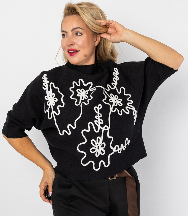 Elegancki sweter nietoperz z półgolfem i haftem ABSTRACT BLOOM