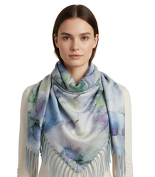 Delikatna elegancka kobieca chusta szal z frędzlami