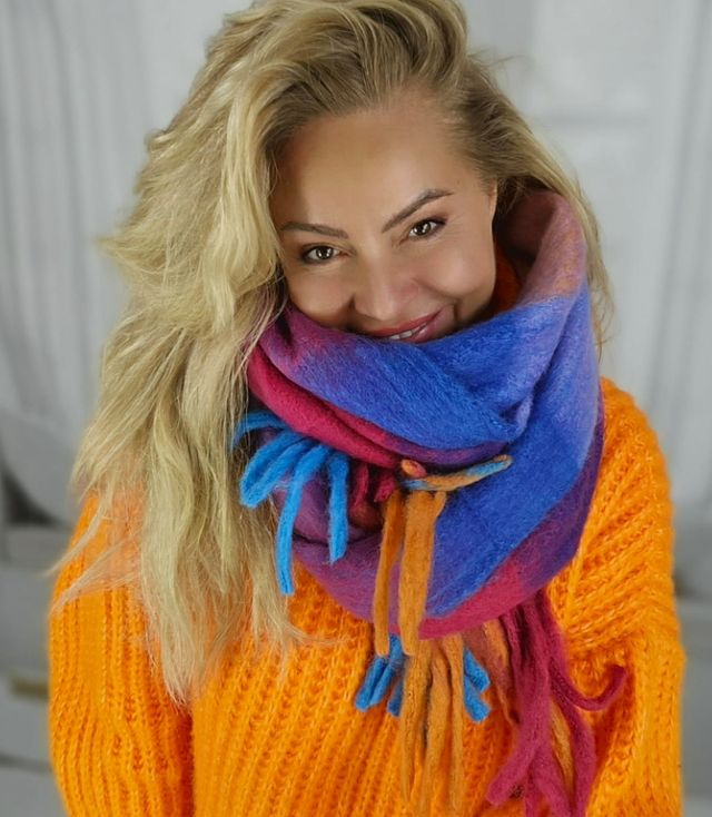 Warm scarf, checkered pattern, fluffy knit