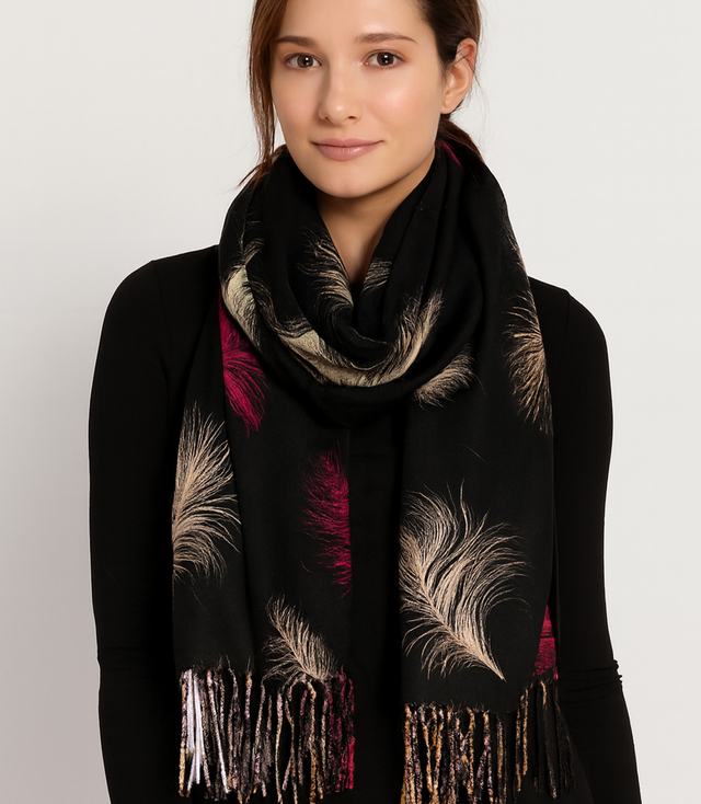 Elegant scarf with tassels
