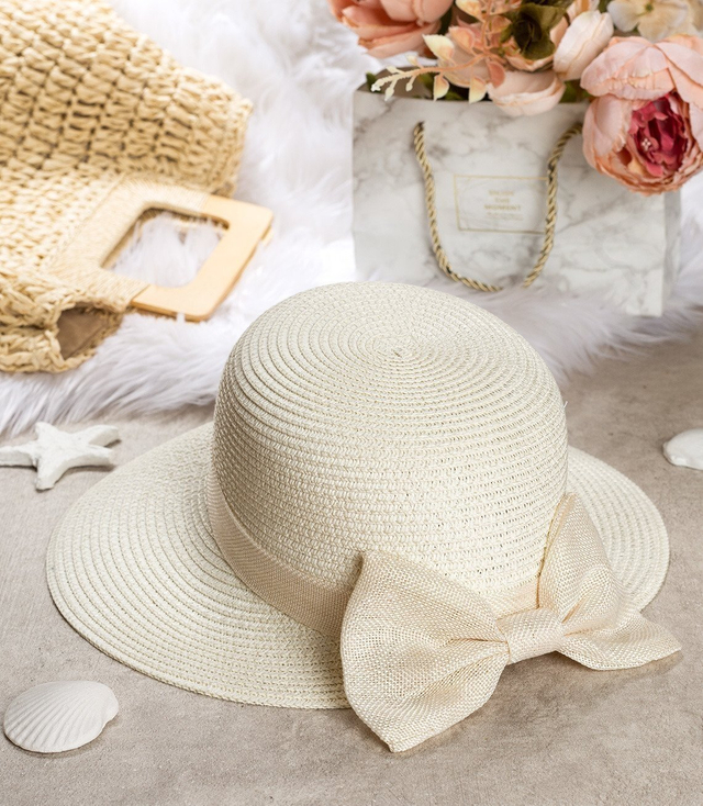 Elegant straw hat with a stylish bow