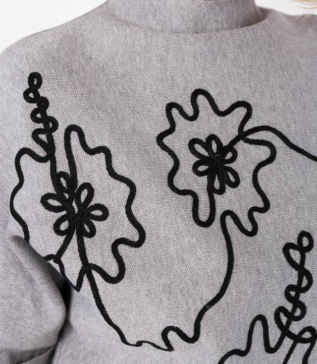 Elegancki sweter nietoperz z półgolfem i haftem ABSTRACT BLOOM
