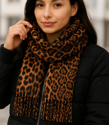 Elegant scarf with tassels