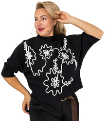 Elegancki sweter nietoperz z półgolfem i haftem ABSTRACT BLOOM