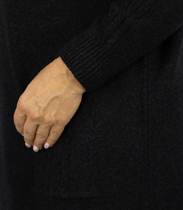 Sweterkowa sukienka z ozdobnymi rękawami i kieszeniami