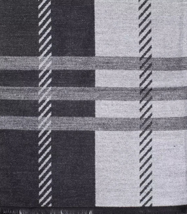 Men's scarf with tassels in patterns