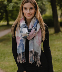 Women's scarf with floral motif and tassels elegant