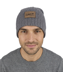 Dzianinowa czapka beanie z naszywką - styl i wygoda