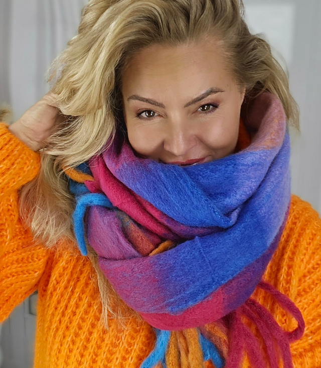 Warm scarf, checkered pattern, fluffy knit