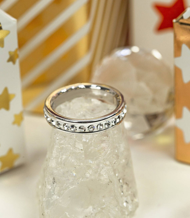 Srebrny pierścionek z kryształkami obrączka