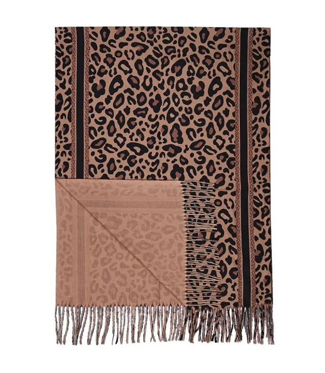 Elegant scarf with tassels