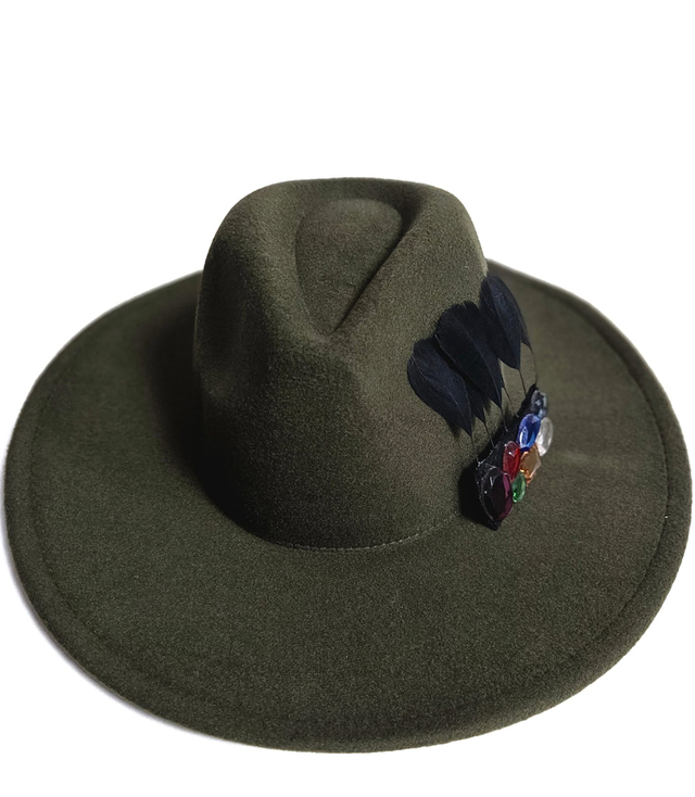 Elegancki damski kapelusz fedora z ozdobną broszką z kolorowymi cyrkoniami