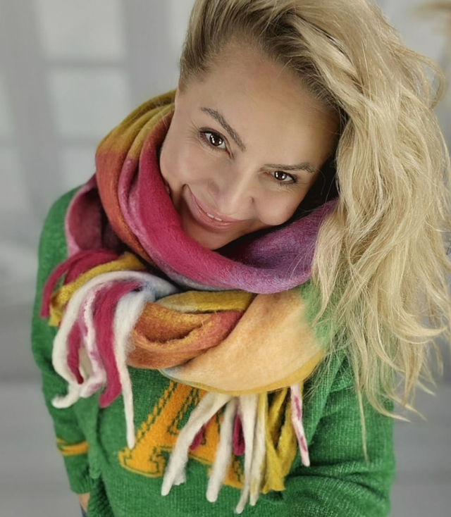 Warm scarf, checkered pattern, fluffy knit