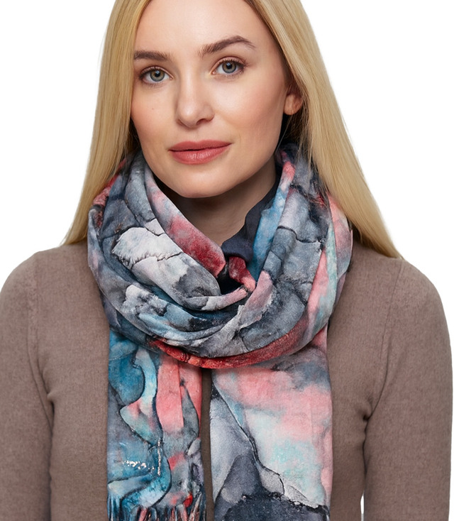 Elegant scarf with tassels