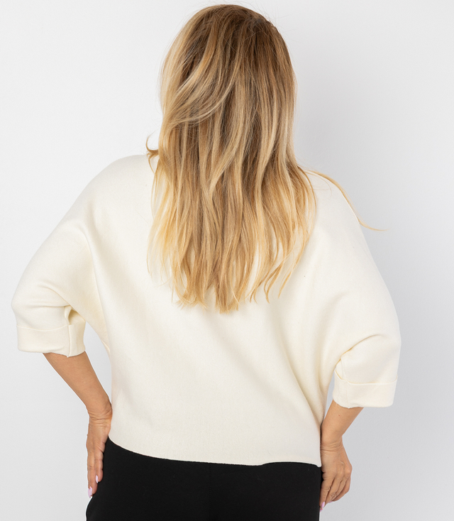 Elegancki sweter nietoperz z półgolfem i haftem ABSTRACT BLOOM
