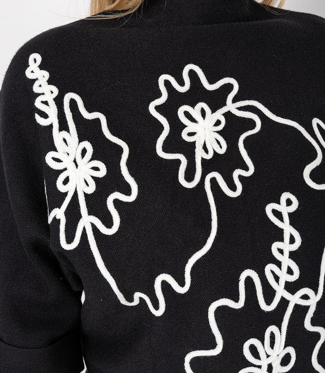 Elegancki sweter nietoperz z półgolfem i haftem ABSTRACT BLOOM