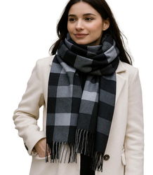 Elegant scarf with tassels