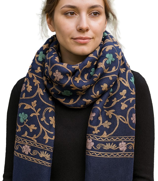 Women's patterned shawl with tassels 