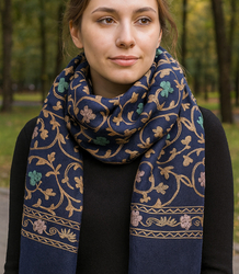 Women's patterned shawl with tassels 