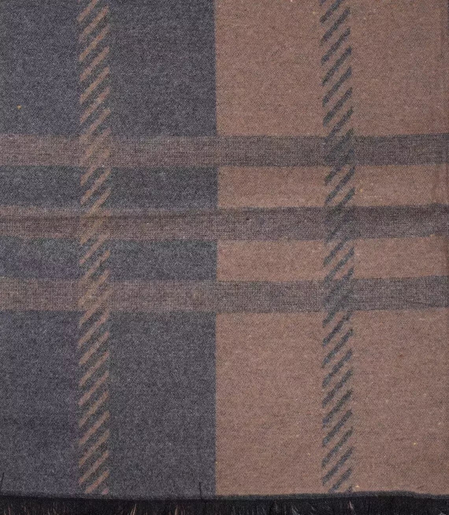 Men's scarf with tassels in patterns