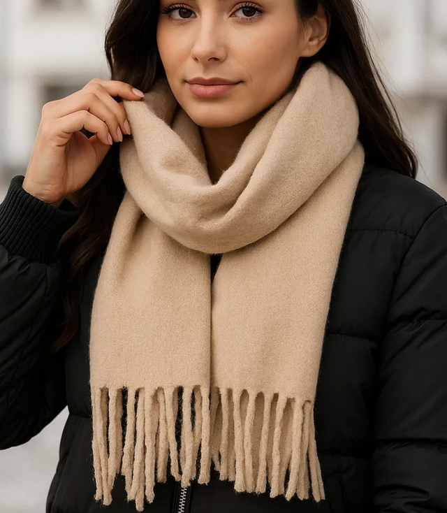 Elegant scarf with tassels in one color