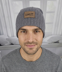 Dzianinowa czapka beanie z naszywką - styl i wygoda