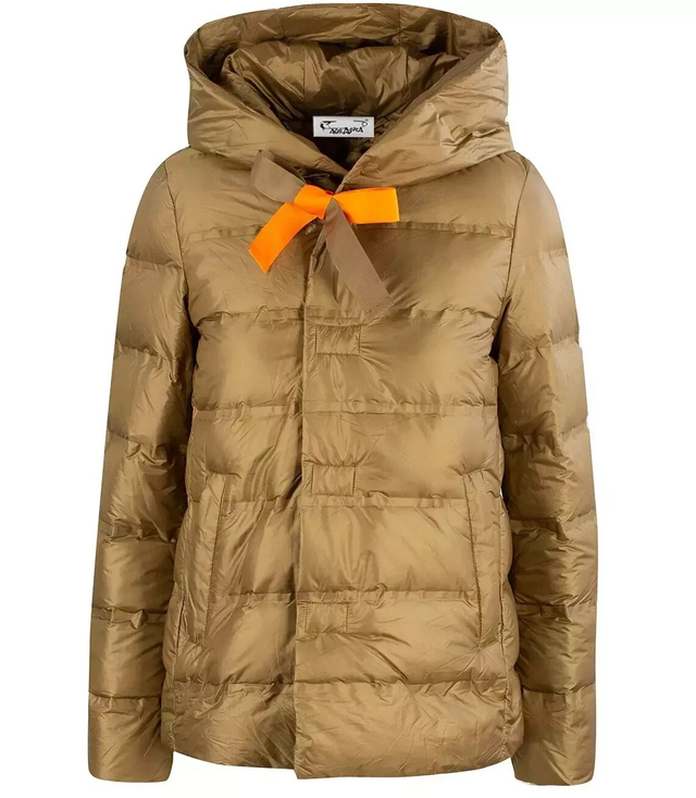 Short quilted transitional jacket with a hood