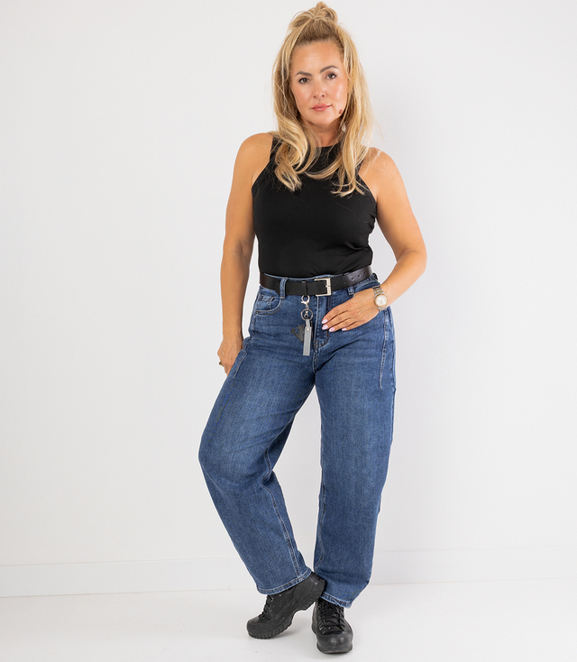 Jeansy damskie typu banana fit z paskiem NEL