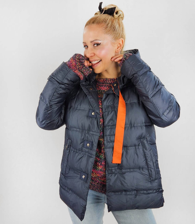 Short quilted transitional jacket with a hood