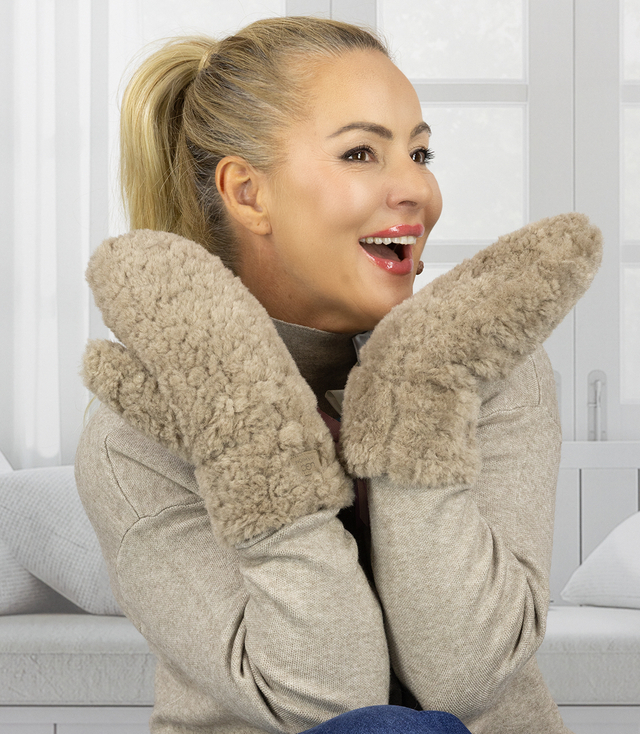 Women's gloves with soft sheepskin fur