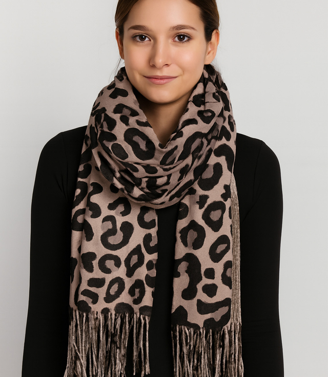 Elegant scarf with tassels