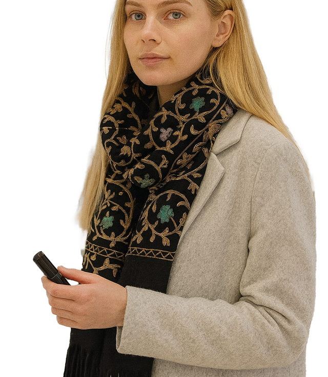 Women's patterned shawl with tassels 