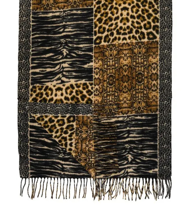 Elegant scarf with tassels