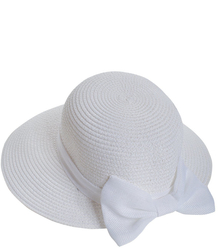 Elegant straw hat with a stylish bow