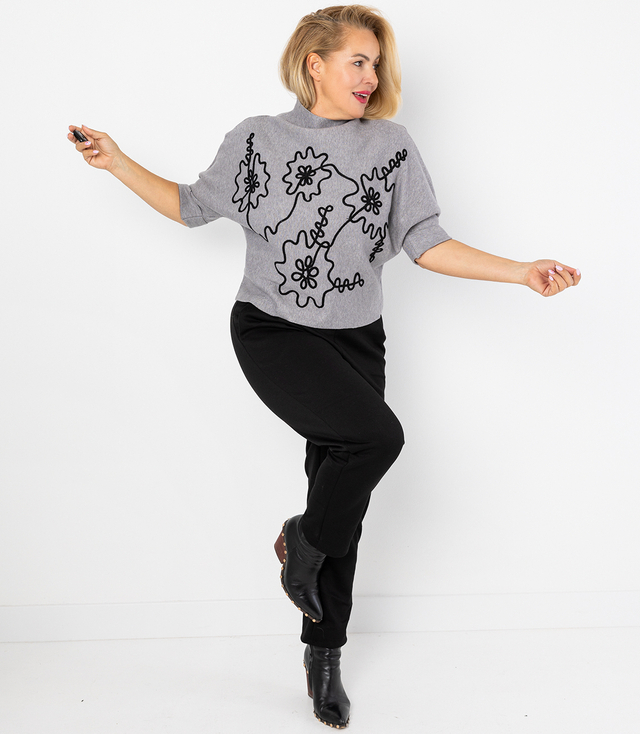 Elegancki sweter nietoperz z półgolfem i haftem ABSTRACT BLOOM