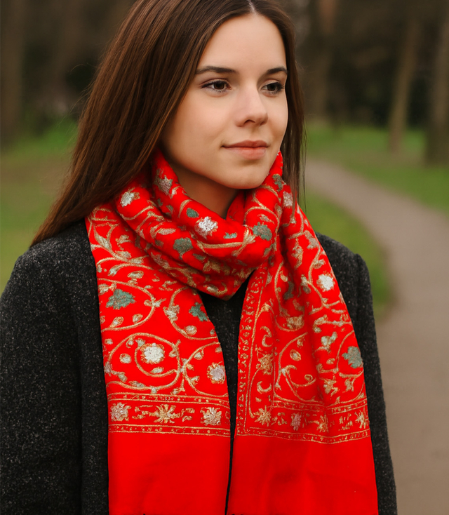 Women's patterned shawl with tassels 