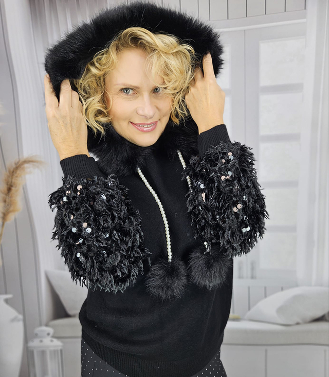 Warm sweater sweatshirt with hood, detachable fur and feathers BOMBAY