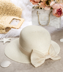 Elegant straw hat with a stylish bow