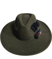 Elegancki damski kapelusz fedora z ozdobną broszką z kolorowymi cyrkoniami