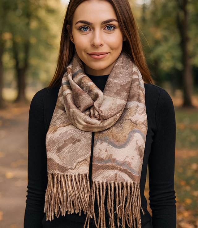 Women's scarf with geometric motif tassels