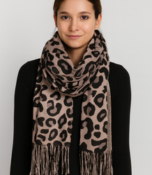 Elegant scarf with tassels